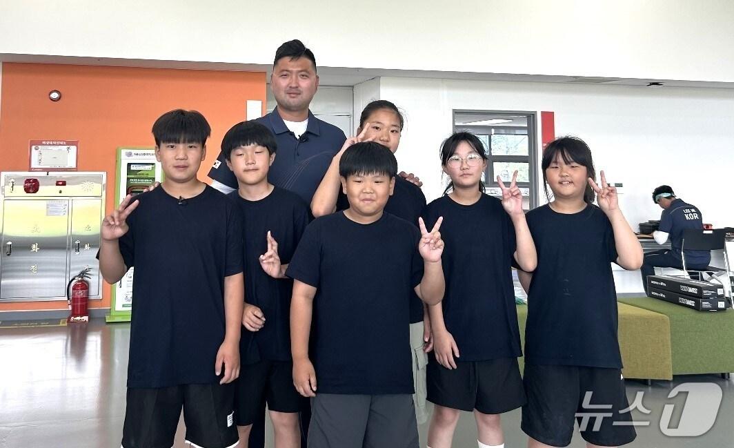 본문 이미지 - &#39;한국 양궁의 신화&#39; 김우진&#40;33·청주시청&#41;이 모교인 이원초 후배들과 기념 사진을 찍고 있다. &#40;옥천교육지원청 제공. 재판매 및 DB금지&#41; /뉴스1 