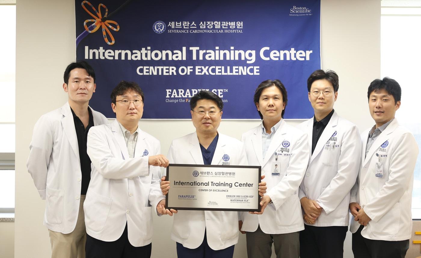 세브란스병원 부정맥센터장인 정보영 교수(왼쪽에서 세번째)와 심장내과 의료진이 교육센터 지정 기념 사진을 촬영하고 있다.(세브란스병원 제공)
