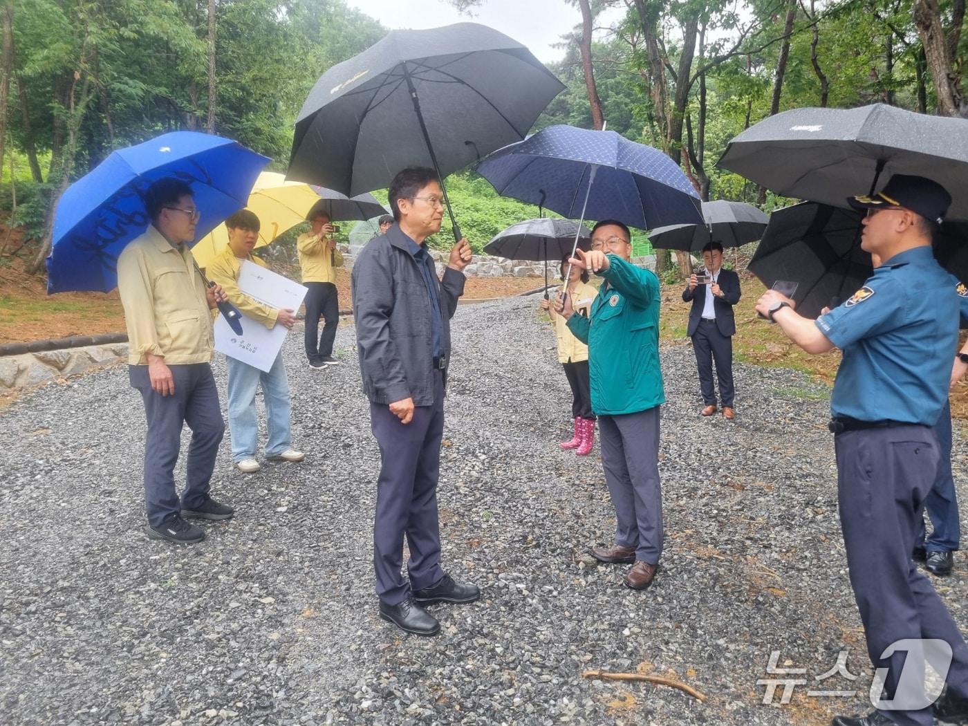 본문 이미지 - 김철문 전북경찰청장이 군산시 성산면 일대를 방문해 안전관리 실태를 점검했다.(전북경찰청 제공. 재판매 및 DB금지)