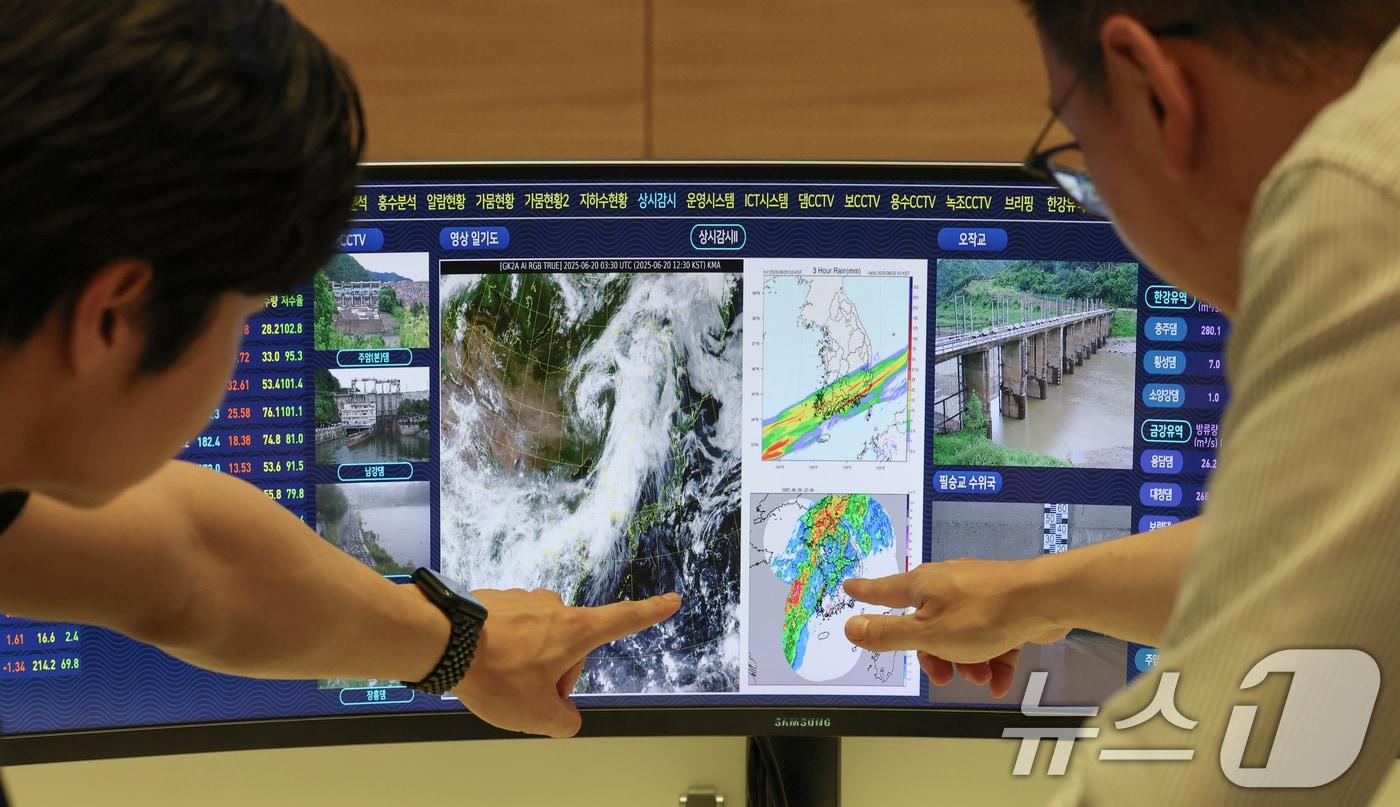4일 대전·충남 지역은 대부분의 지역에 강한 비가 내릴 것으로 예보됐다. 대전 대덕구 한국수자원공사 물관리종합상황실에서 직원들이 호우대비 모니터링을 하고 있다. /뉴스1 ⓒ News1 김기태 기자