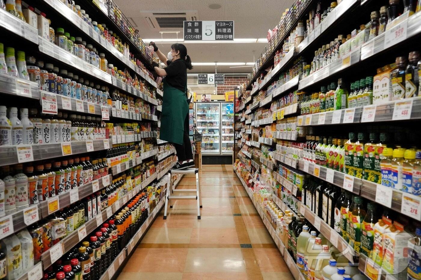 20일 도쿄의 한 슈퍼마켓 점원이 조미료와 기타 품목을 진열대에 정리하고 있다. 이날 총무성에 따르면 5월 쌀 가격은 전년 동월 대비 101.7% 뛰었다. 2025.6.20ⓒ AFP=뉴스1 ⓒ News1 신기림 기자