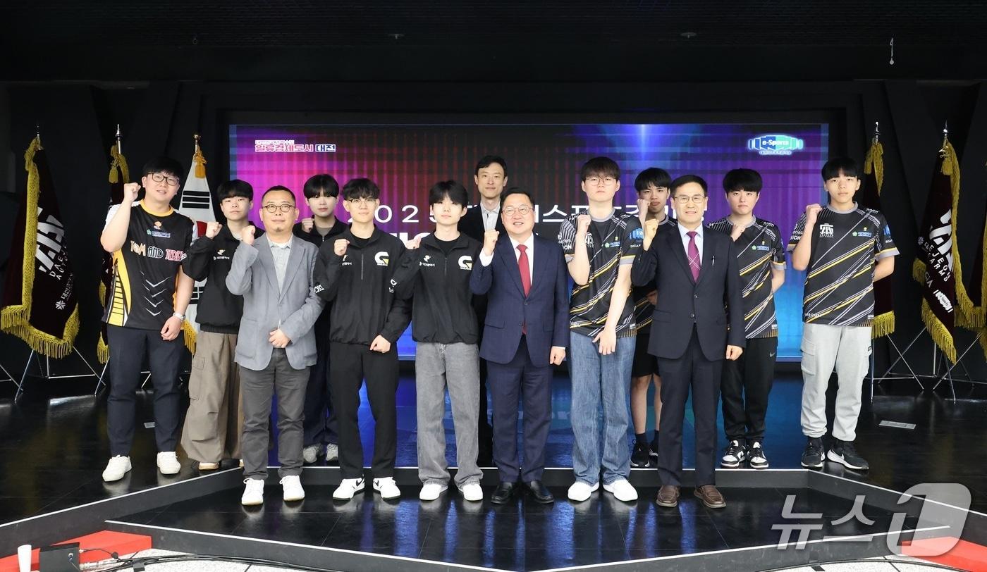 이장우 시장이 이스포츠 구단 창단식에서 선수단과 파이팅을 하고 있다。（대전시 제공. 재판매 및 DB 금지／뉴스１