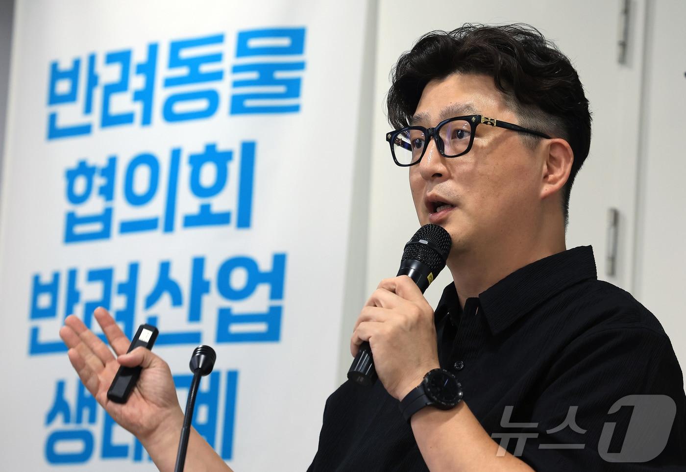 최인영 메타디엑스 부대표 20일 오후 경기도 성남시 분당구 판교스타트업 캠퍼스에서 열린 반려동물 육성 협의회의 반려산업 생태계 참여자 간담회에서 반려동물산업과 수의사 업계 동향에 대한 발표를 하고 있다. 2025.6.20/뉴스1 ⓒ News1 박정호 기자