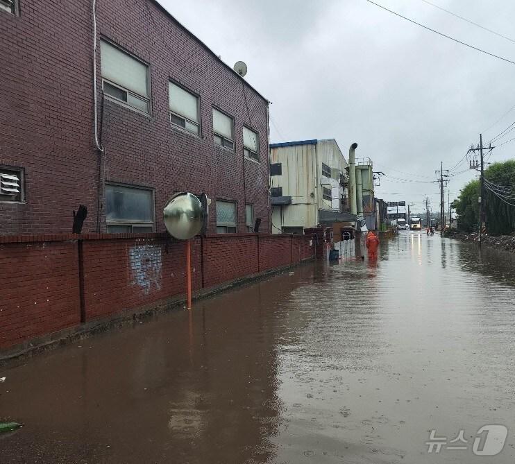 본문 이미지 - 인천시 서구 오류동 도로가 침수된 모습.(인천시 제공. 재배포 및 DB금지)2025.6.20/뉴스1 ⓒ News1 박소영 기자