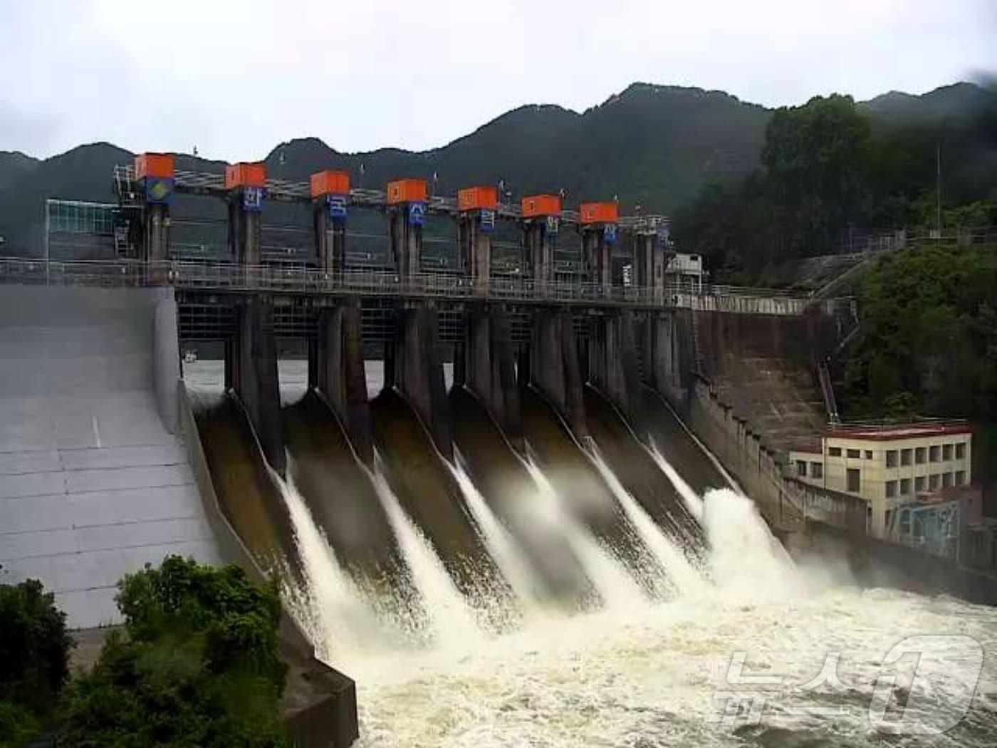 본문 이미지 - 충북 괴산 괴산댐이 홍수 대비를 위해 20일 전체 수문을 열고 방류를 하고 있다. 2025.6.20/뉴스1 ⓒ News1 이성기 기자
