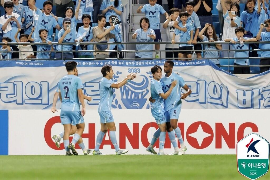 본문 이미지 - 리그 최하위로 추락한 대구FC. 최근 8경기동안 승리가 없다. 조급하겠지만 이럴 때 일수록 차근차근 승점을 따내야 한다. (한국프로축구연맹 제공)