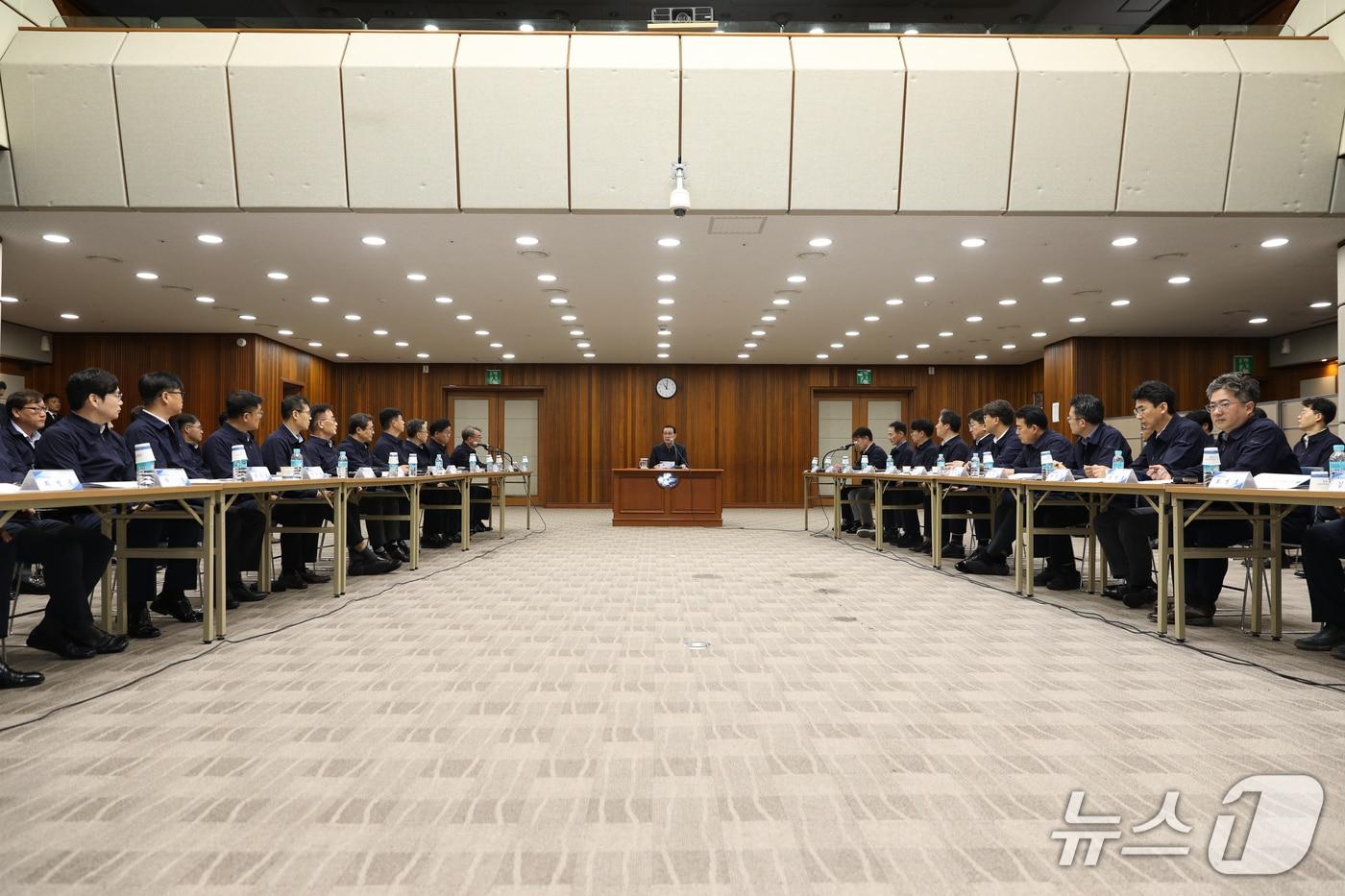 노동진 수협중앙회 회장(사진 가운데)이 20일 수협중앙회 본사에서 특별점검회의를 주재하고 있다.(수협중앙회 제공)