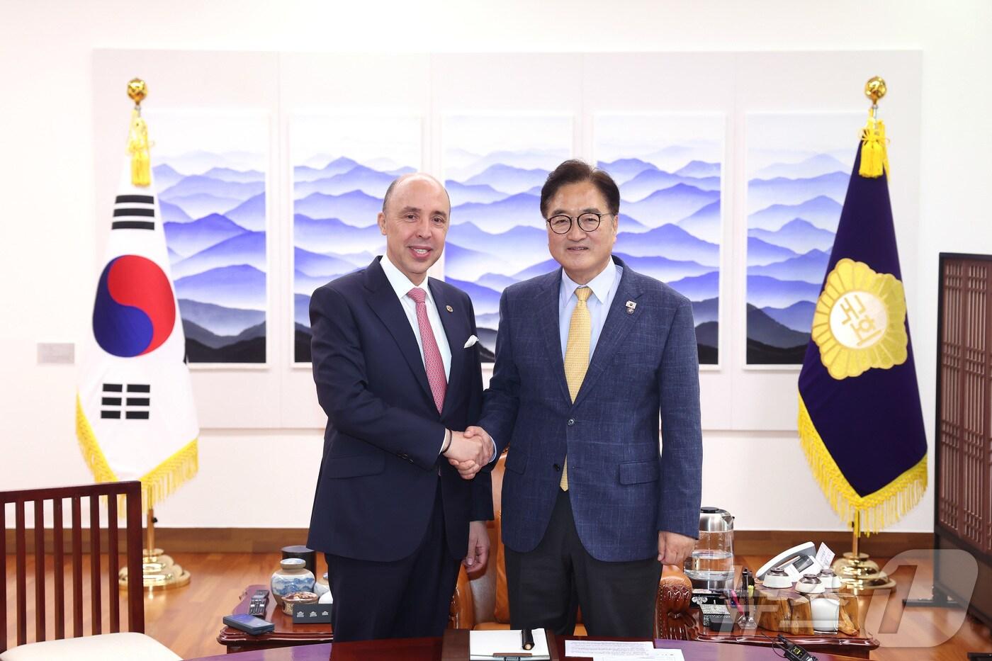 우원식 국회의장이 지난 20일 오후 서울 여의도 국회에서 샤픽 라샤디 주한모로코대사를 접견하고 있다. &#40;국회의장실 제공. 재판매 및 DB 금지&#41; 2025.6.20/뉴스1