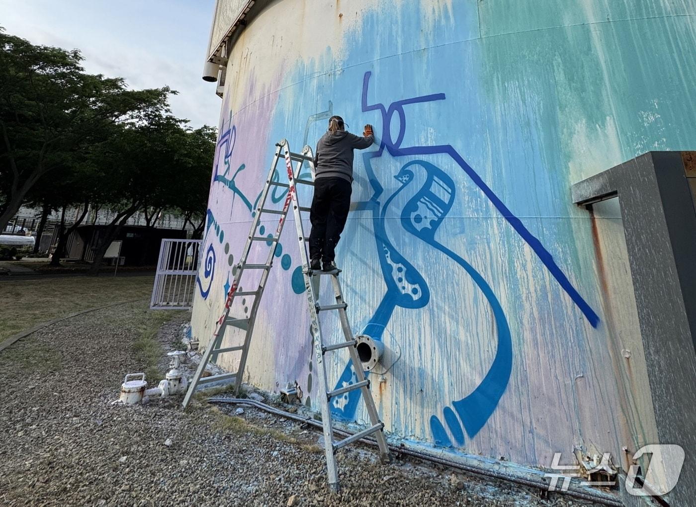 본문 이미지 - 대형 가스통 외벽에 그래피티 작업.(시흥시 제공)
