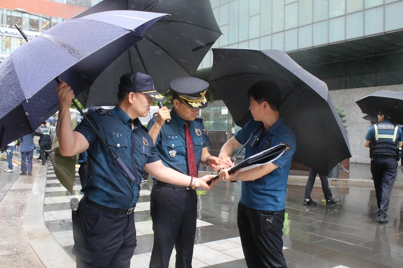 20일 서초경찰서와 서초구청이 장마철 풍수해를 막기 위한 합동점검을 벌이고 있다. 2025.06.20/서초서 제공