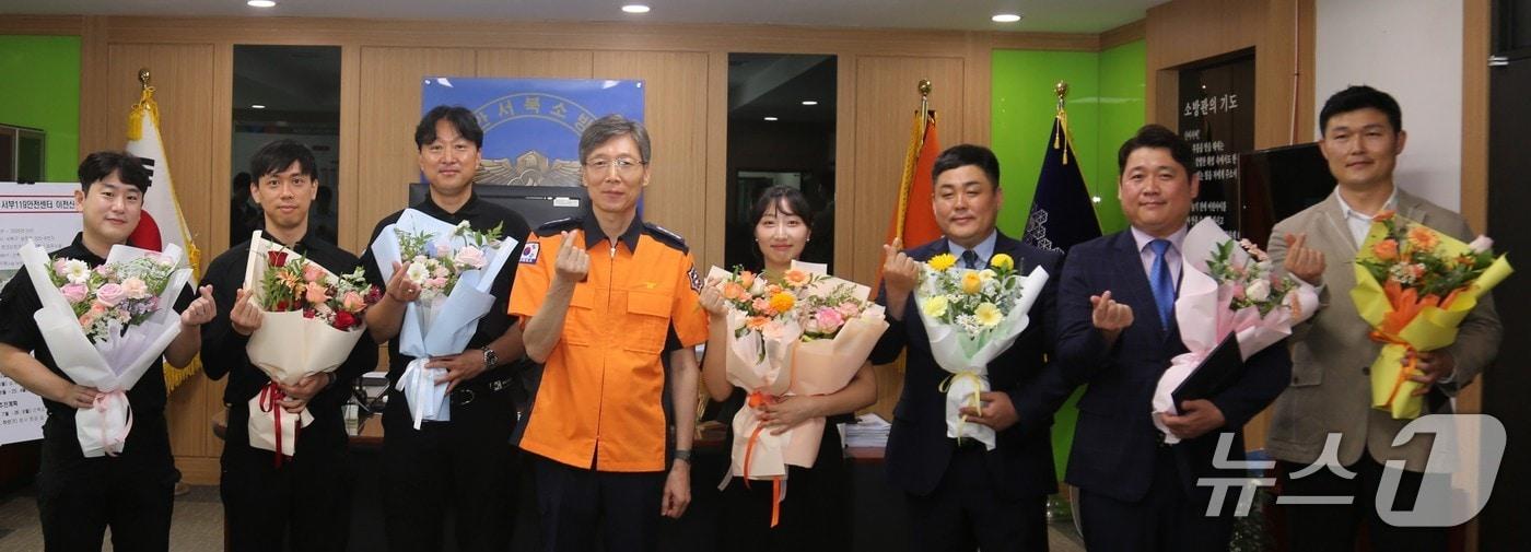 표창장 받은 7명의 시민들. (천안서북소방서 제공. 재판매 및 DB금지)