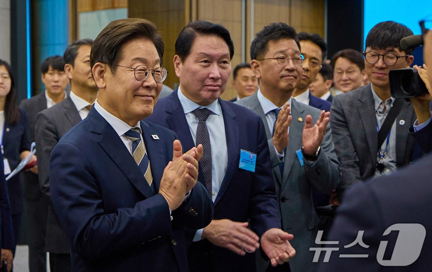 이재명 대통령이 20일 울산 울주군 울산전시컨벤션센터에서 열린 인공지능(AI) 글로벌 협력 기업 간담회 뒤 최태원 회장과 AI 제품·서비스 시연을 참관하고 있다. (대통령실 제공. 재판매 및 DB 금지) 2025.6.20/뉴스1 ⓒ News1 박지혜 기자