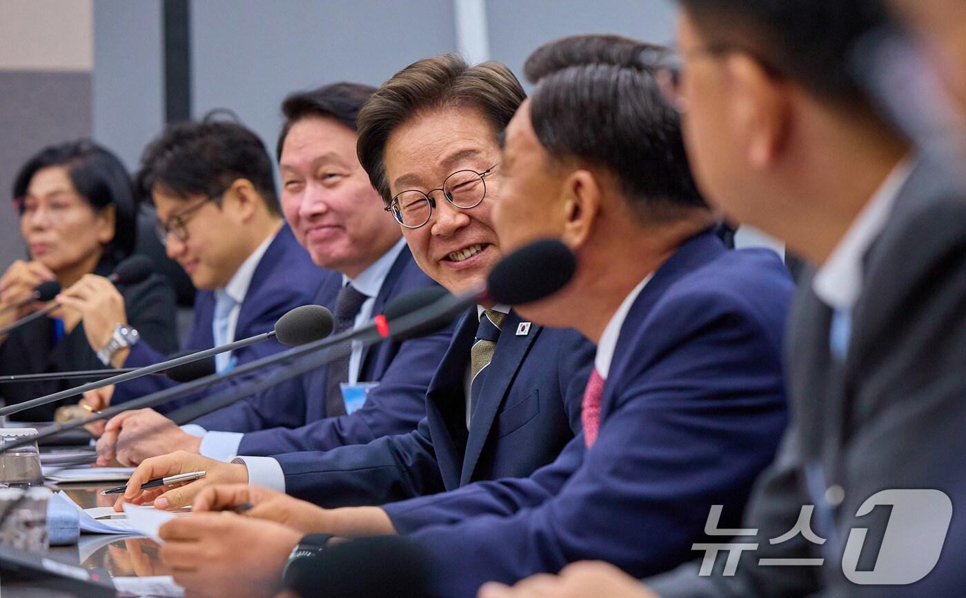 이재명 대통령이 20일 울산 울주군 울산전시컨벤션센터에서 열린 인공지능(AI) 글로벌 협력 기업 간담회에서 참석자 발언을 듣고 있다. (대통령실 제공. 재판매 및 DB 금지) 2025.6.20/뉴스1 