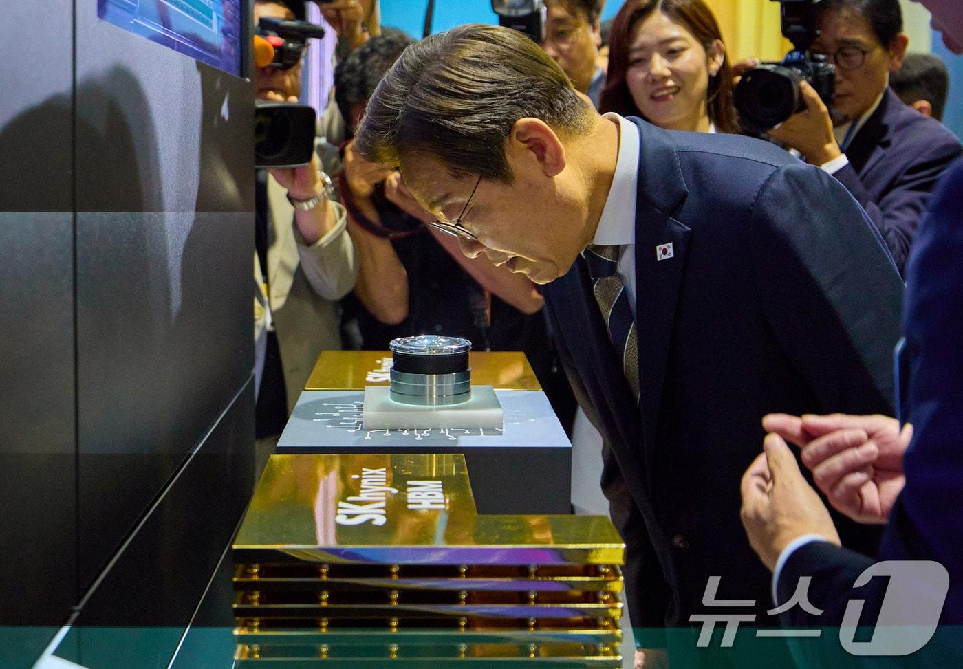 이재명 대통령이 인공지능(AI) 글로벌 협력 기업 간담회에서 AI 제품·서비스를 참관하고 있다. (대통령실 제공. 재판매 및 DB 금지) 2025.6.20/뉴스1 ⓒ News1 박지혜 기자