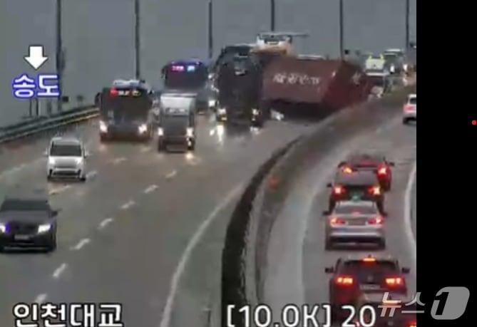 본문 이미지 - 20일 오후 5시 2분쯤 인천대교 인천공항에서 송도방향 9.7㎞ 지점에서 화물차에 실려있던 컨테이너가 떨어지는 사고가 발생했다.