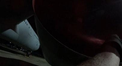 본문 이미지 - 친팔레스타인 활동가가 왕립공군&#40;RAF&#41; 브라이즈 노턴을 침입해 군용기를 훼손하고 있다. &#40;사진 팔레스타인 액션 소셜미디어 엑스&#41;