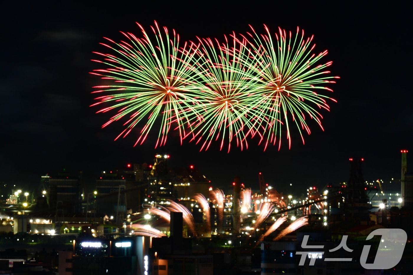 경북 포항시는 21일 오후 포항에 호우주의보가 발효로 인해 2025 포항국제불빛축제 잔여 행사를 모두 취소했다. 사진은 전날 진행된 포항불빛축제 모습. 2025.6.20/뉴스1 ⓒ News1 최창호 기자