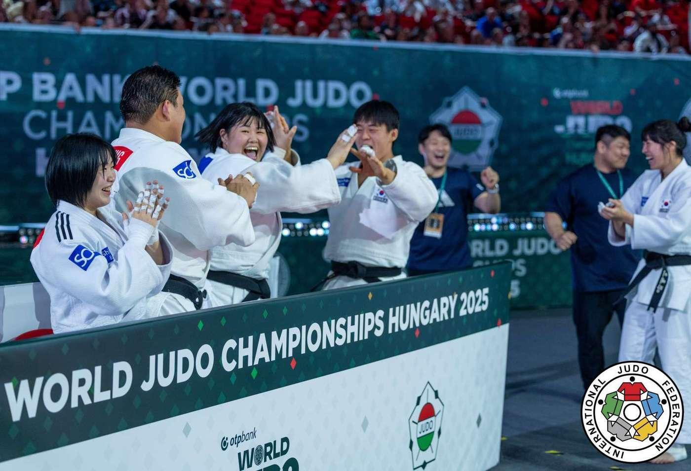 혼성단체전에서 은메달을 차지한 한국 유도대표팀(IJF 제공) 