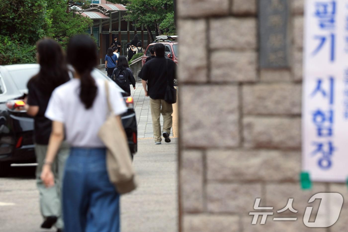 본문 이미지 - 2025년 지방공무원 9급 공·경채 필기시험이 치러진 21일 오전 서울 중구 장충중·고등학교로 응시생들이 들어가고 있다. 올해 선발 예정인원은 1만 3,596명으로, 11만 9,066명이 지원해 지난해 대비 다소 하락한 8.8대 1의 평균 경쟁률을 기록했다. 2025.6.21 ⓒ 뉴스1 박정호 기자