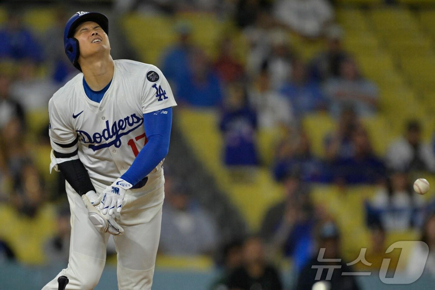 LA 다저스 오타니 쇼헤이가 20일(한국시간) 열린 2025 메이저리그 샌디에이고와 홈 경기에서 9회말 공에 맞은 뒤 고통을 호소하고 있다. ⓒ 로이터=뉴스1
