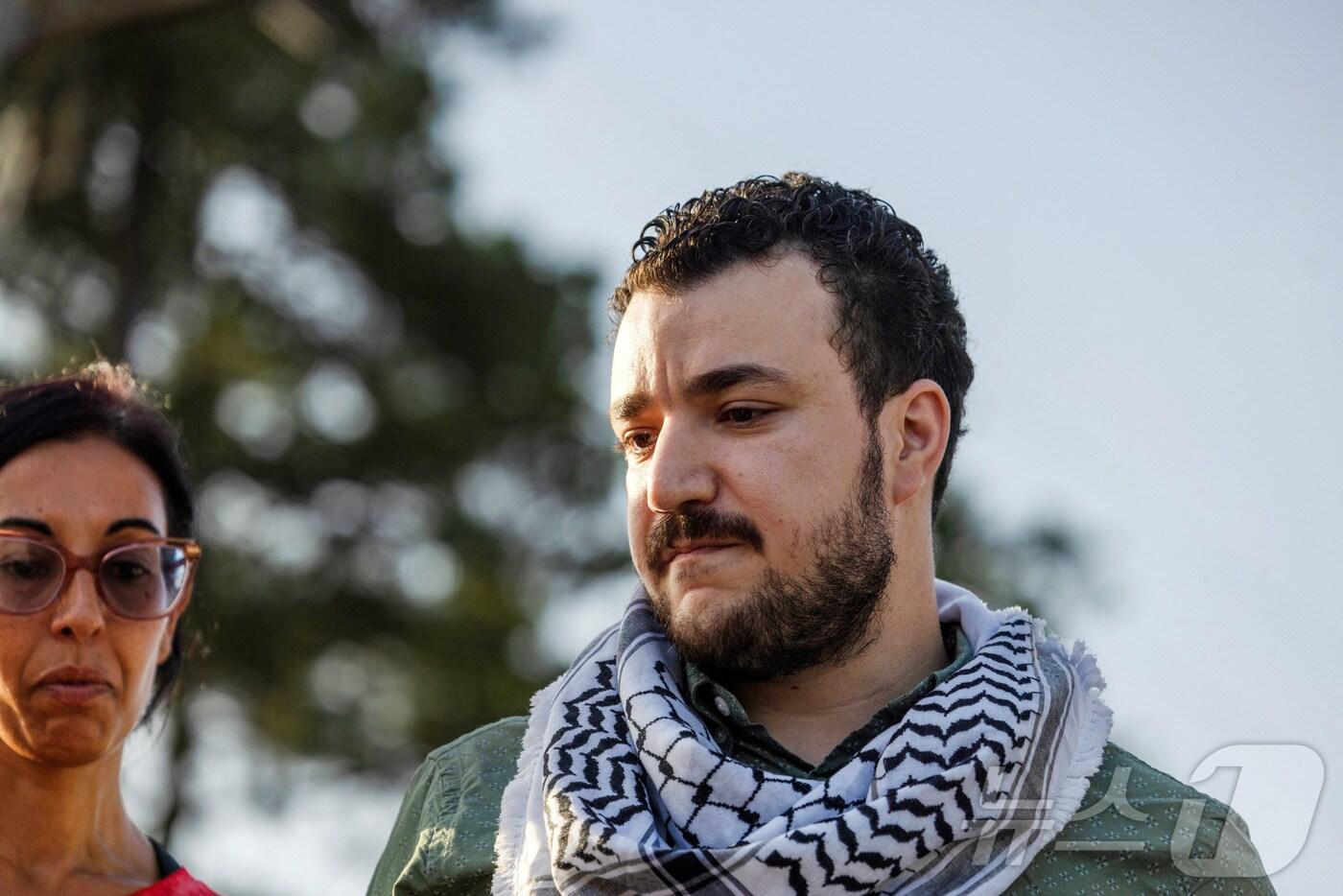 마흐무드 칼릴이 20일(현지시간) 미국 루이지애나주 예나에서 이민 구금시설에서 풀려난 후 언론과 인터뷰하고 있다. 2025.6.20 ⓒ 로이터=뉴스1 ⓒ News1 김경민 기자