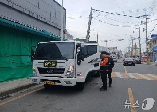 본문 이미지 - 위험물 운반차량 가두검사 모습.(전북소방본부 제공. 재판매 및 DB금지)