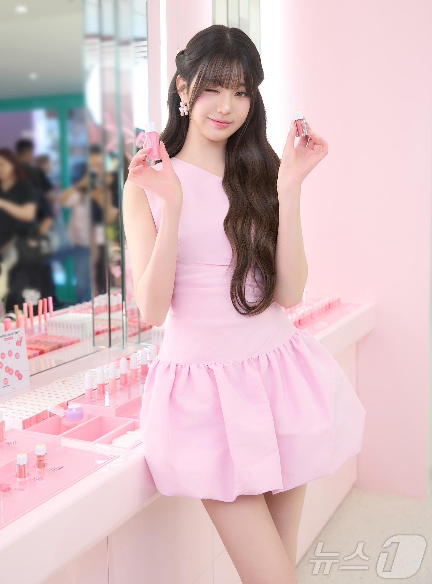 본문 이미지 - 어뮤즈(AMUSE)가 서울 성수동 연무장길에 두 번째 플래그십 스토어 ‘어뮤즈 핑크 하우스’를 21일 공식 오픈했다. 공식 오픈을 하루 앞두고 진행된 프리오픈 행사에 참석한 어뮤즈 걸 장원영이 포즈를 취하고 있다. (어뮤즈 제공. 재판매 및 DB 금지) 2025.6.21/뉴스1