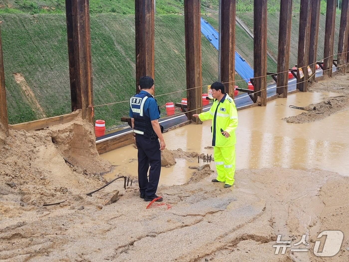 본문 이미지 - 장맛비 피해 대비 공사현장 안전관리 점검 모습.&#40;전북경찰청 제공. 재판매 및 DB금지&#41;