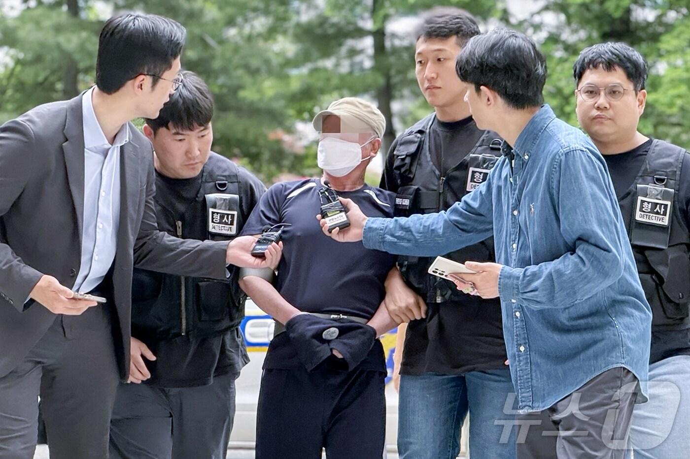 살인 혐의를 받는 A 씨&#40;60대&#41;는 21일 오후 1시 40분쯤 구속 전 피의자심문&#40;영장실질심사&#41;을 받기 위해 인천 미추홀구 소재 인천지법 영장심사장에 모습을 드러냈다. ⓒ News1 박소영 기자