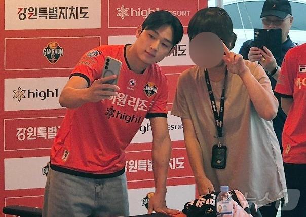본문 이미지 - 양민혁이 약 1년 만에 친정팀 강원FC를 방문한다. 사진은 지난해 강원 홈 경기를 방문한 양민혁 모습.  ⓒ 뉴스1 윤왕근 기자
