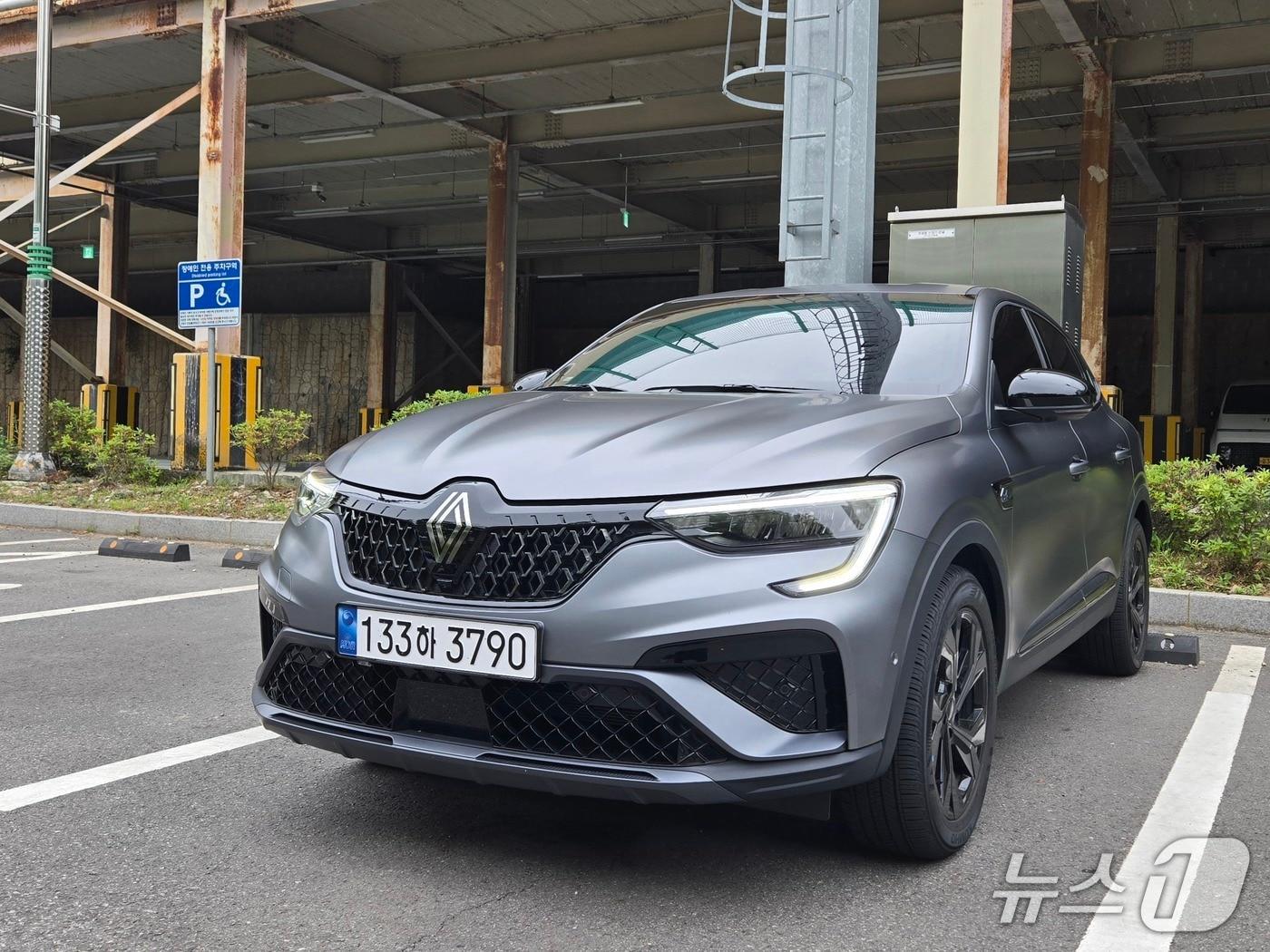 본문 이미지 - 르노코리아 소형 스포츠유틸리티차&#40;SUV&#41; 아르카나 e-테크&#40;tech&#41; 하이브리드 최상위 트림 &#39;에스프리 알핀&#39; 모델 전·측면 모습. 2025.06.01/뉴스1 김성식 기자