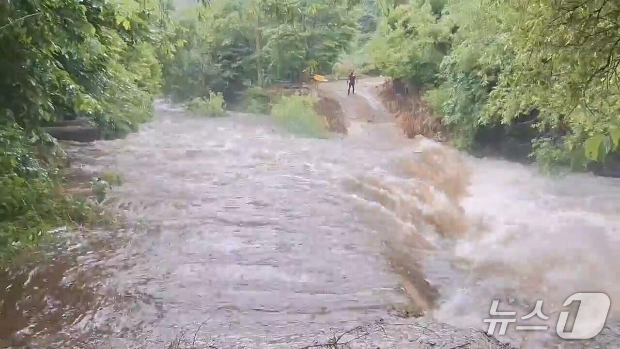 본문 이미지 - 21일 오후 2시 26분께 전북 장수군 번암면의 한 계곡에서 산악회 회원 21명이 물살에 고립되는 사고가 발생했다.(전북소방본부 제공. 재판매 및 DB금지)