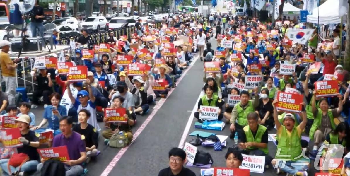 본문 이미지 - 21일 오후 4시 서울 서초구 지하철 2호선 교대역 인근에서 시민단체 촛불행동이 &#39;내란청산 사회대개혁 제145차 촛불대행진&#39; 집회를 열었다.&#40;유튜브 채널 &#39;촛불행동TV&#39; 갈무리&#41;