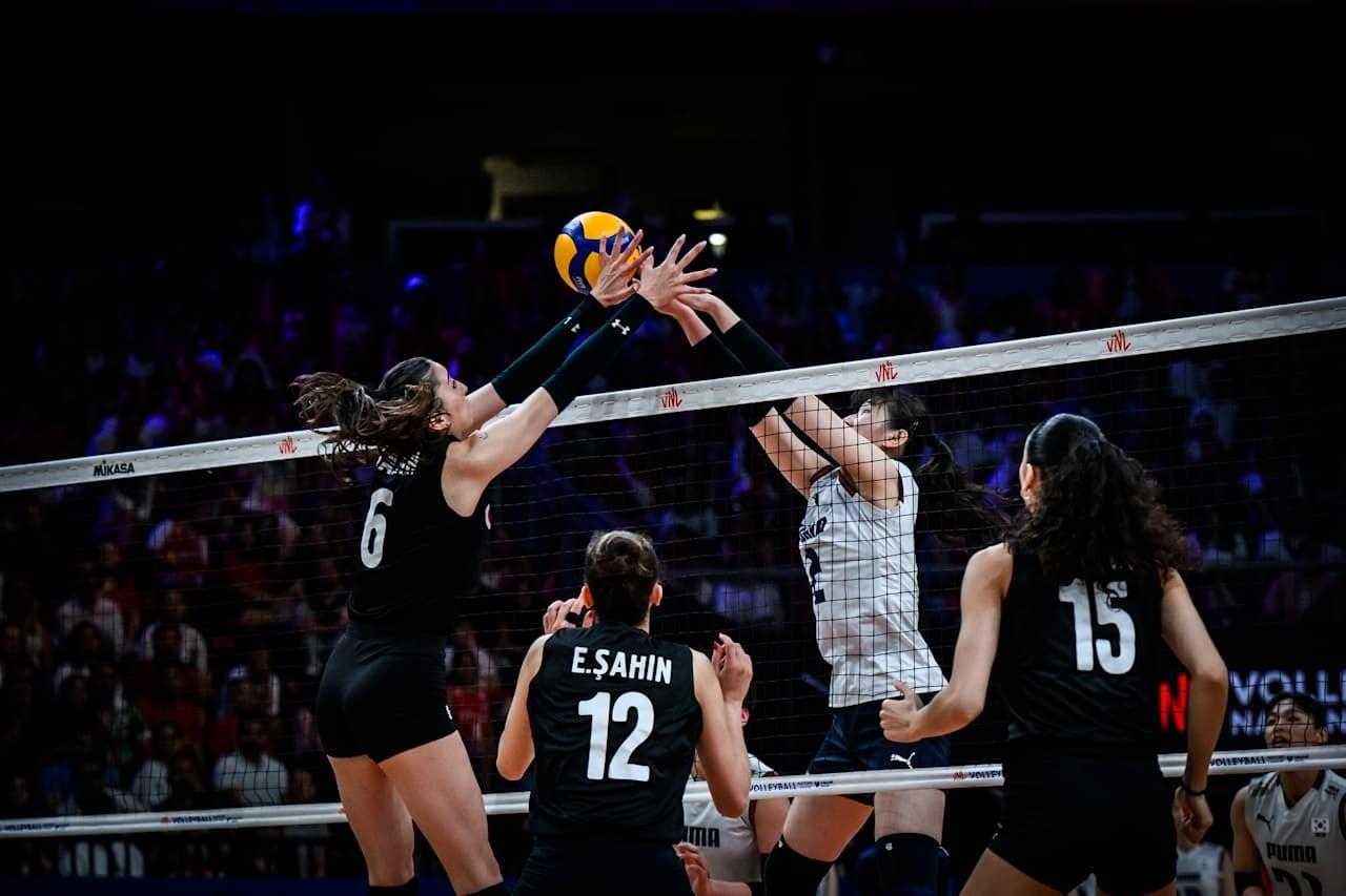 본문 이미지 - 여자배구 대표팀 이주아가 튀르키예 선수와 공다툼을 벌이고 있다. (FIVB 제공)
