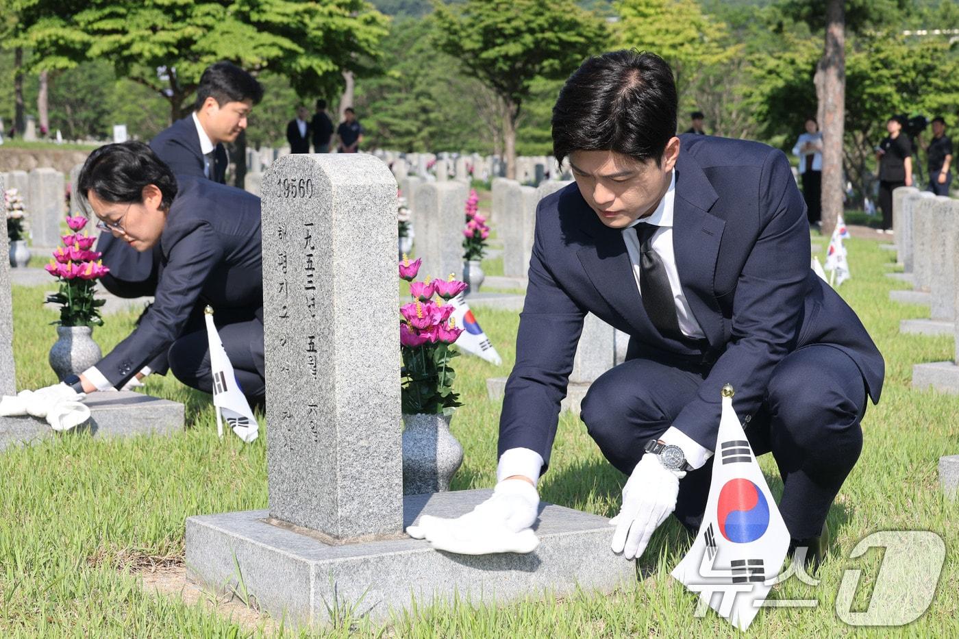 김용태 국민의힘 비상대책위원장이 22일 오전 서울 동작구 국립서울현충원을 찾아 6·25 참전용사 묘역정화 봉사활동을 하고 있다. 2025.6.22/뉴스1 ⓒ News1 이광호 기자