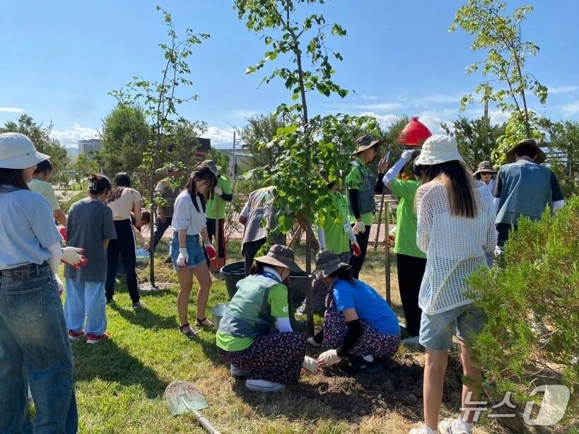 본문 이미지 - 경기도 청년 기후특사단의 해외 봉사활동 모습. (경기도 제공, 재판매 및 DB금지)