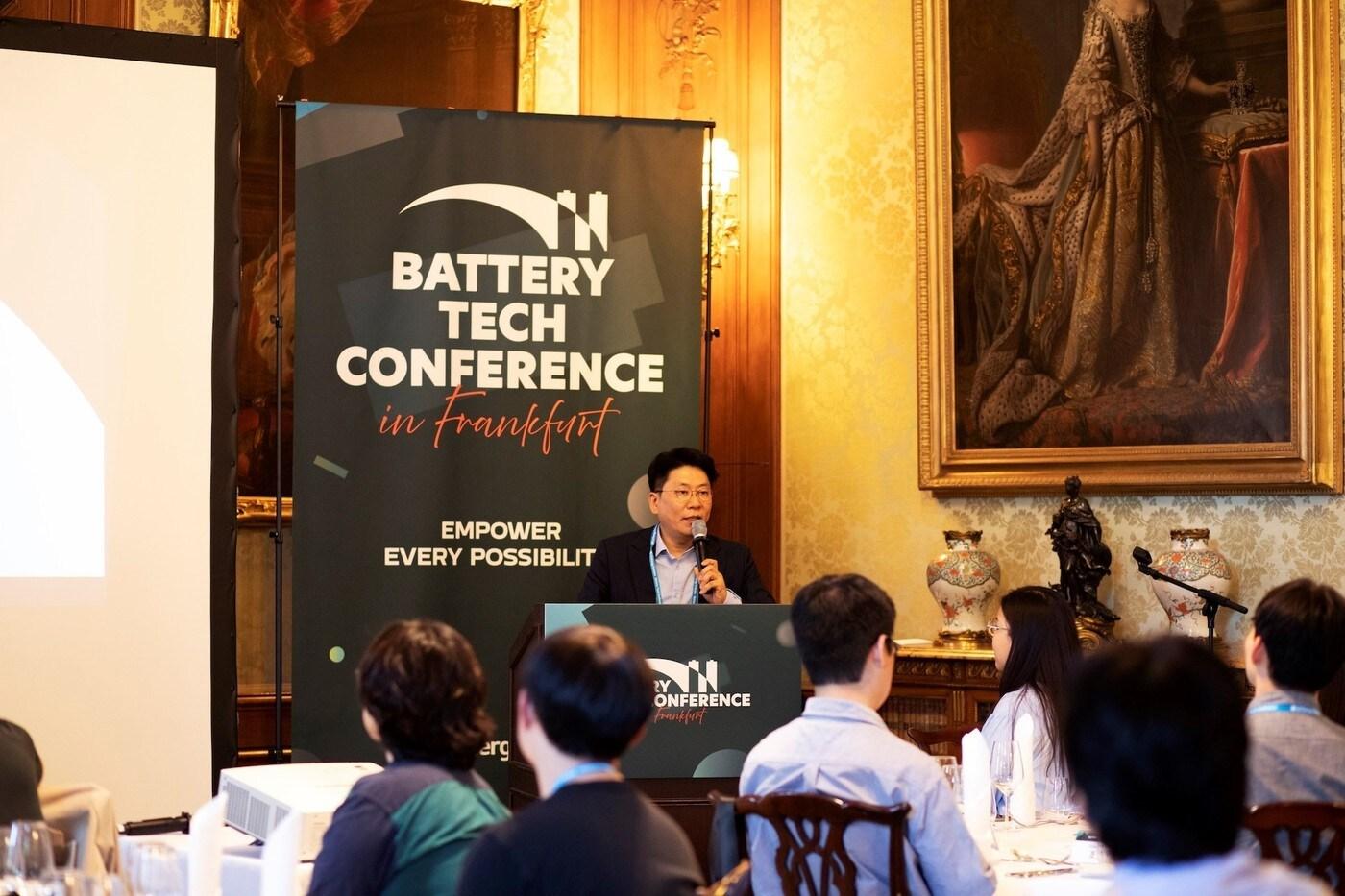 김동명 LG에너지솔루션 사장이 글로벌 인재 채용 행사 'BTC in 프랑크푸르트'에서 발표하고 있다.(LG엔솔 제공)