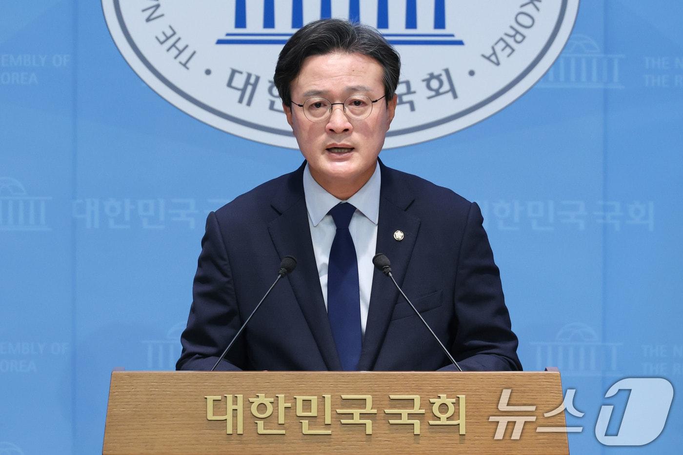 국무총리 후보자 인사청문특별위원회 위원인 채현일 더불어민주당 의원이 22일 오전 서울 여의도 국회 소통관에서 김민석 국무총리 후보자에 대한 색깔론과 흠집내기 중단을 국민의힘에 촉구하고 있다. 2025.6.22/뉴스1 ⓒ News1 이광호 기자