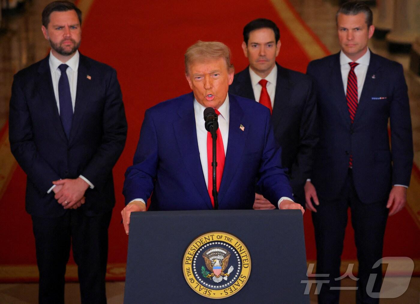 본문 이미지 - 도널드 트럼프 미국 대통령이 21일(현지시간) 미 워싱턴D.C 백악관에서 이란 핵시설에 대한 미군의 공격 작전과 관련해 대국민 연설을 하고 있다. 뒤쪽 왼쪽에 JD 펜스 부통령(왼쪽 첫번째), 마코 루비오 국무장관(오른쪽 두번째), 피트 헤그세스 국방장관이 서있다. 2025.06.21 ⓒ 로이터=뉴스1 ⓒ News1 최종일 선임기자