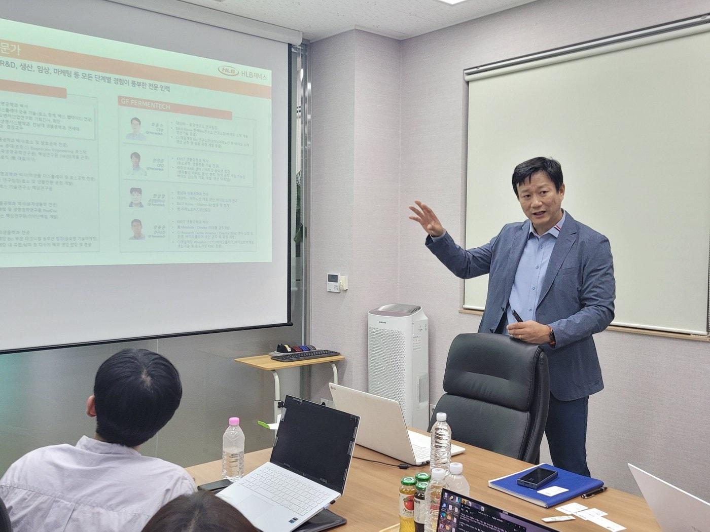 본문 이미지 - 김도연 HLB제넥스 대표가 회사 소개를 하고 있다. (HLB그룹 제공)