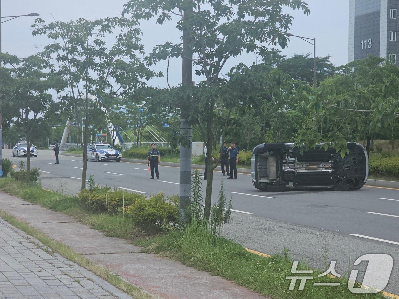 본문 이미지 - 22일 낮 12시 13분쯤 전남 나주시 빛가람동의 한 도로에서 카니발 차량과 승용차가 충돌했다. 사진은 사고 직후 카니발 차량이 좌전도된 모습. &#40;독자제공&#41; 2025.6.22/뉴스1 