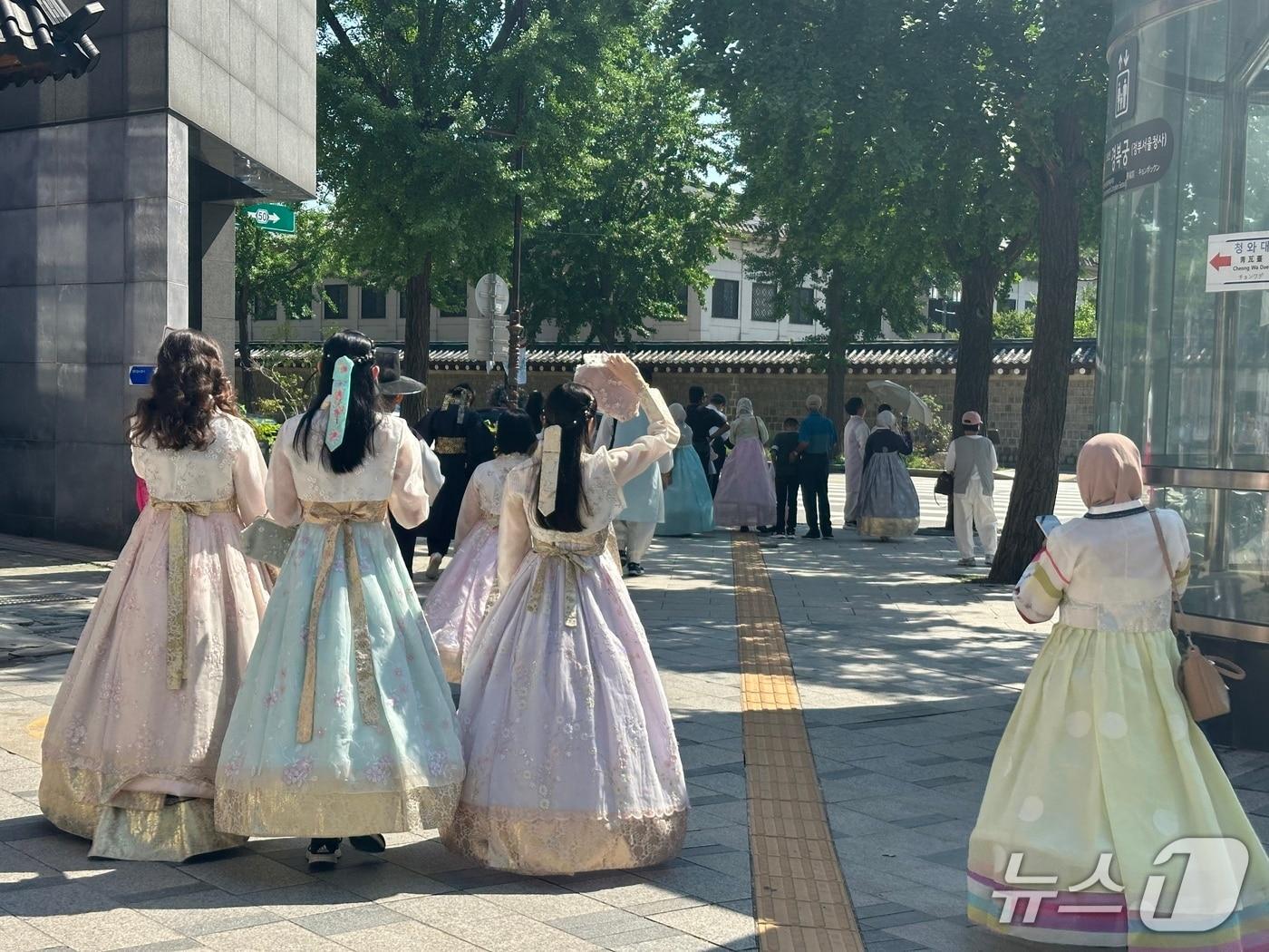 본문 이미지 - 22일 오전 서울 종로구 경복궁역 인근 한복대여소 모습. ⓒ 뉴스1 강서연 기자