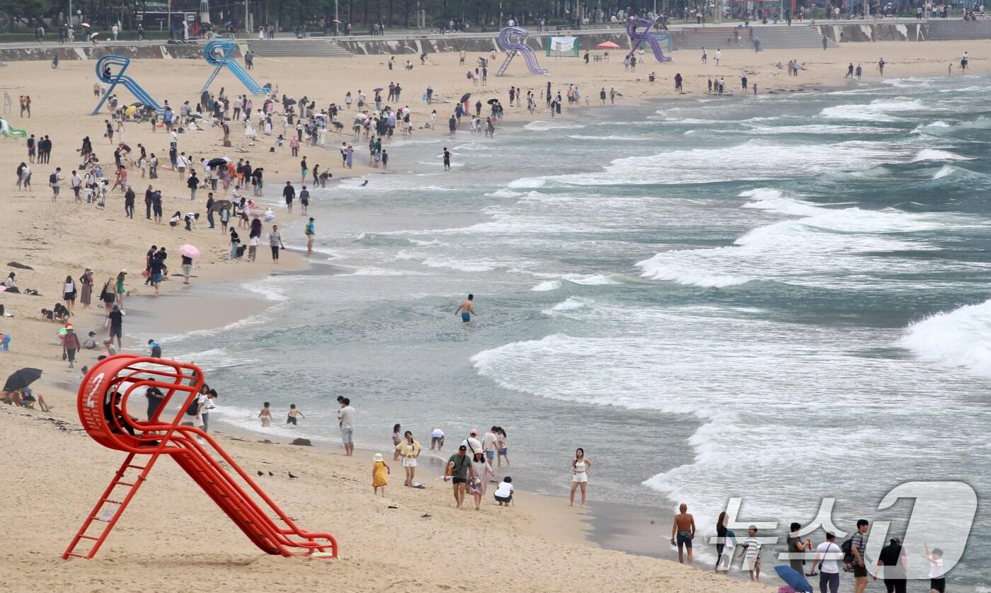 부산 해운대해수욕장이 개장한 후 첫 주말을 맞은 22일 해운대해수욕장을 찾은 관광객과 시민들이 물놀이를 즐기며 더위를 식히고 있다. 2025.6.22/뉴스1 ⓒ News1 윤일지 기자