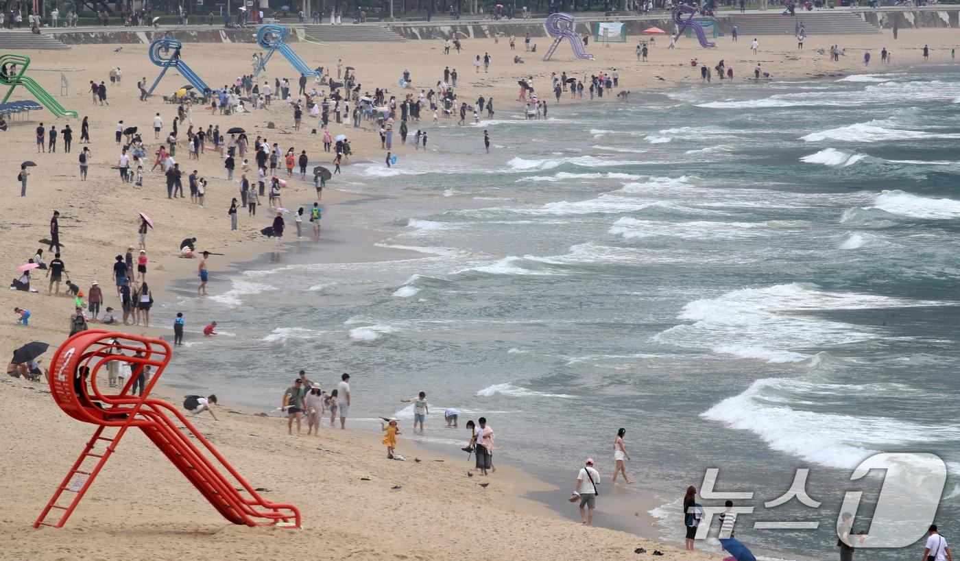 부산 해운대해수욕장이 개장한 후 첫 주말을 맞은 22일 해운대해수욕장을 찾은 관광객과 시민들이 물놀이를 즐기며 더위를 식히고 있다. 부산 7개 해수욕장 중 해운대·송정해수욕장은 지난 21일 개장했으며, 광안리·송도·다대포·일광·임랑해수욕장 등 5개 해수욕장은 내달 1일부터 피서객을 맞는다. 2025.6.22/뉴스1 ⓒ News1 윤일지 기자