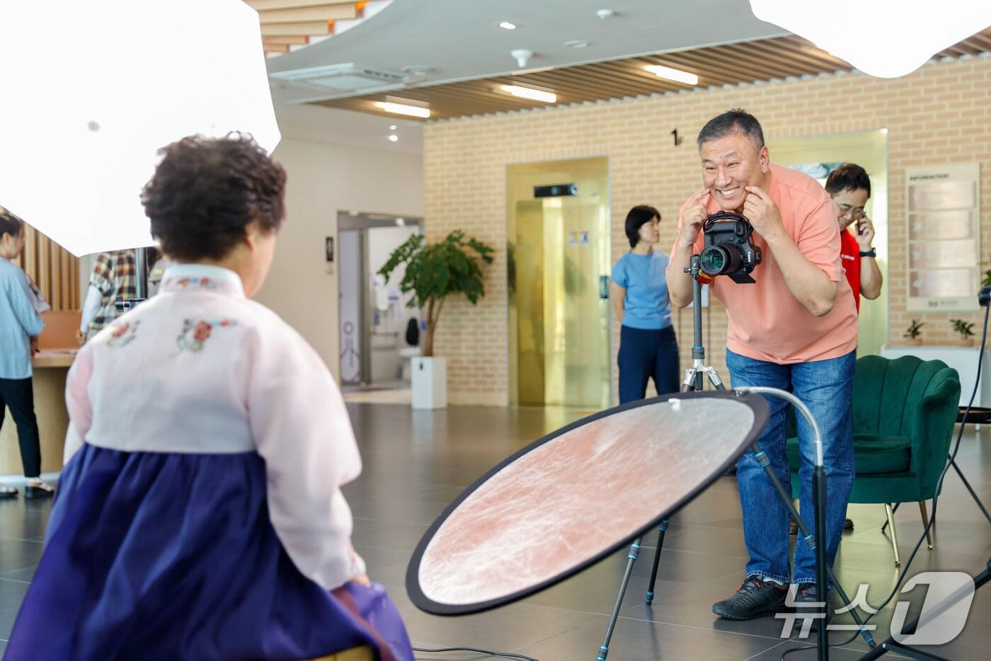 단양군의 장수사진 촬영 행사. (단양군 제공. 재판매 및 DB금지) /뉴스1  