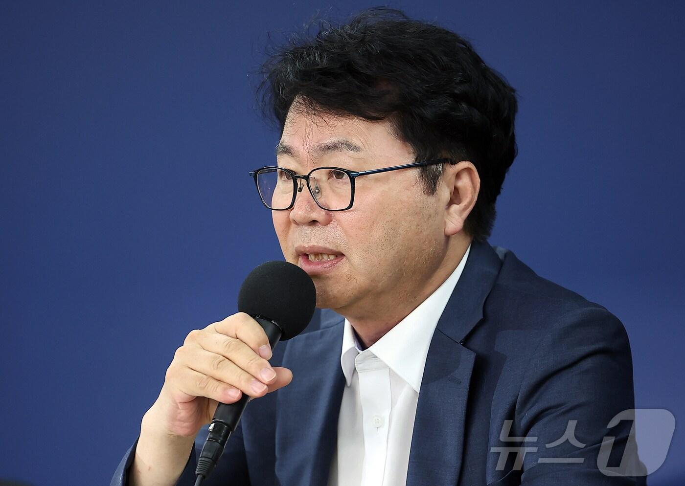 이한주 국정기획위원장(왼쪽 두 번째)이 22일 오후 서울 종로구 정부서울청사 창성동 별관에서 열린 기자간담회에서 발언하고 있다. 2025.6.22/뉴스1 ⓒ News1 김진환 기자