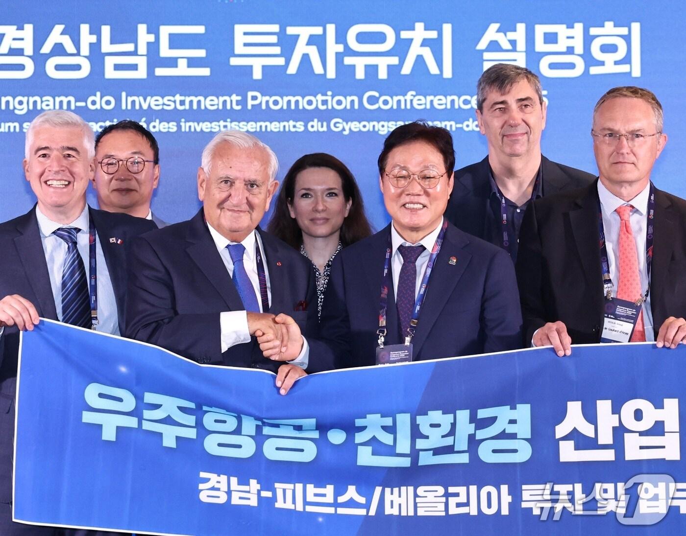 본문 이미지 - 현지시각 19일 프랑스 파리에서 열린 경상남도 투자유치설명회에서 도와 피브스·베올리아 그룹이 투자유치 및 상호협력 협약을 체결하고 있다.(경남도 제공. 재판매 및 DB금)