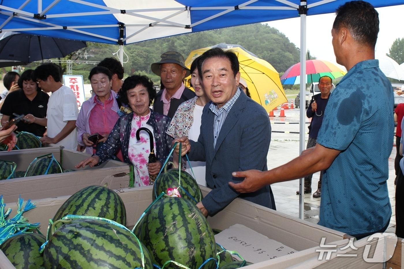 송기섭 진천군수가 지난 21일 농다리 광장에서 열린 생거진천 수박축제에서 수박 판매를 돕고 있다.(진천군 제공, 재판매 및 DB금지)/뉴스1