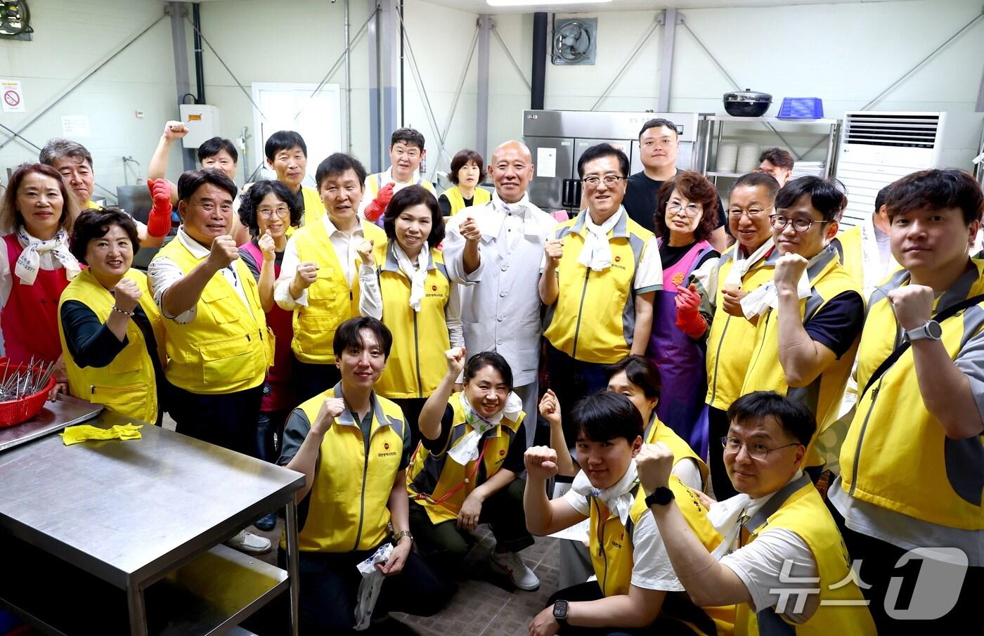 대전시의원들과 구암사 나눔회 회원들이 22일 국립대전현충원에서 급식 봉사활동을 펄쳤다.(대전시의회 제공) /뉴스1