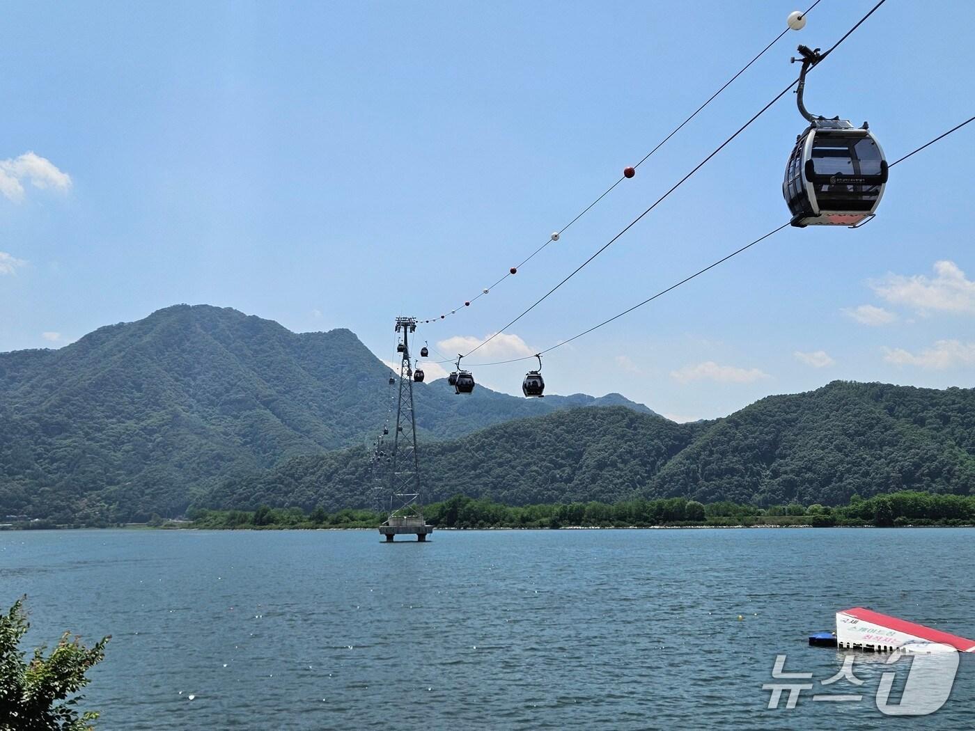 본문 이미지 - 22일 오후 강원 춘천 삼천동 삼악산 주변에서 관광객들이 케이블카를 타고 이동하고 있다. 2025.6.22 한귀섭 기자